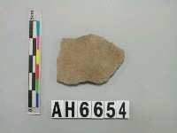 藏品(灰褐色夾砂陶片)的圖片